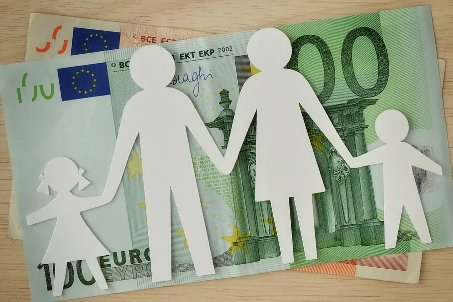 Kindergeld Papier-Familie Aussparung am Euro-Banknoten