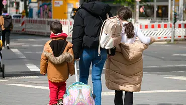 Kindergeld-Erhöhung geplant! Eltern dürfen sich freuen - Foto: IMAGO / Michael Gstettenbauer (Themenbild) Kindergeld-Erhöhung geplant! Eltern dürfen sich freuen - Foto: IMAGO / Michael Gstettenbauer (Themenbild)