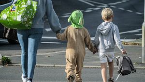 Kindergeld-Kracher: So viel Geld gibts jetzt vom Staat - Foto: IMAGO / Michael Gstettenbauer (Symbolbild)