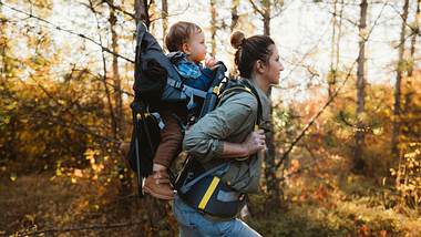 Mit Kinderfrauen sind Klein und Groß gut unterwegs - Foto: iStock/ AleksandarNakic