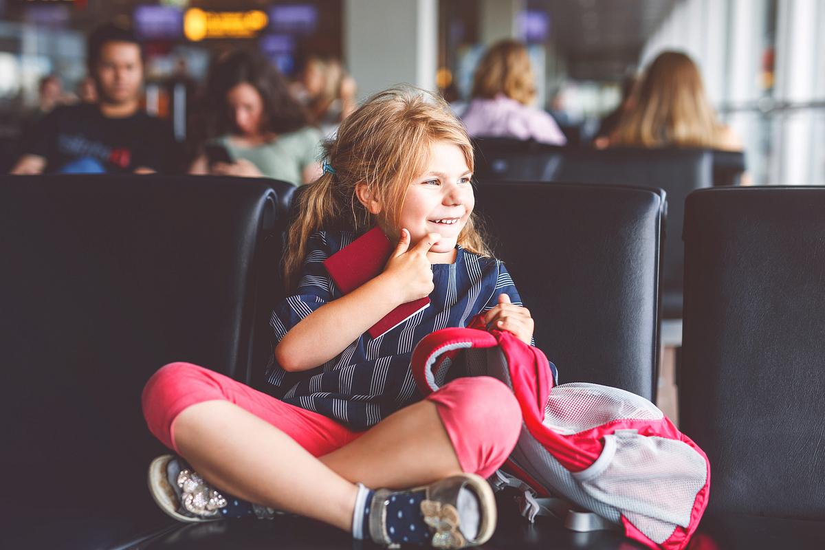 Kind wartet am Flughafen auf den Abflug
