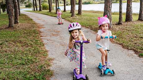 Die besten Kinderroller im Check: Empfehlungen für Trittroller und Scooter - Foto: iStock/ Lisa5201 