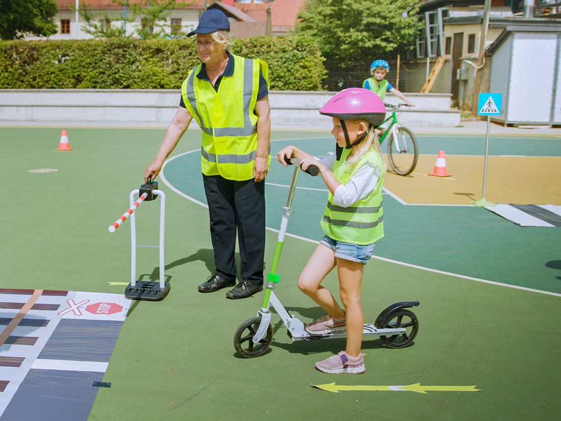 Kinderroller Sicherheit mit dem Kinderroller: Eltern sollten mit Kindern Straßenverkehrsregeln lernen