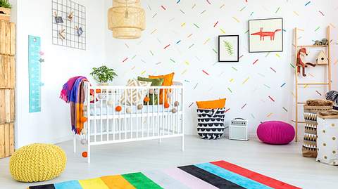 Bunter Kinderteppich im Kinderzimmer - Foto: iStock/KatarzynaBialasiewicz