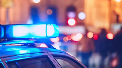 Nahaufnahme vom Blaulicht eines Polizeiautos auf der Straße - Foto: Chalabala/iStock