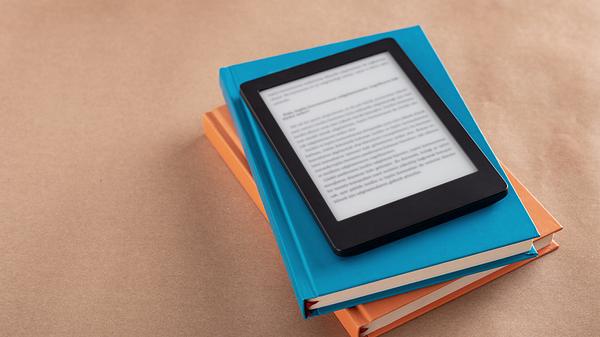 Kindle eBook liegt auf Bücher - Foto: iStock/Pofuduk Images