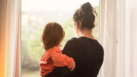 Eine Krankenschwester in den USA musste wegen Corona ihr Kind weggeben. - Foto: istock/ Kaan Sezer
