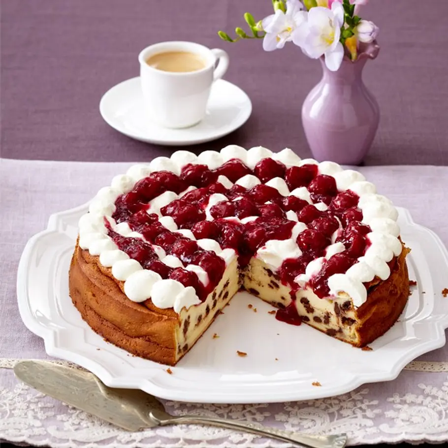 Stracciatella-Quarktorte mit Kirschen und Sahne kirsch sahne