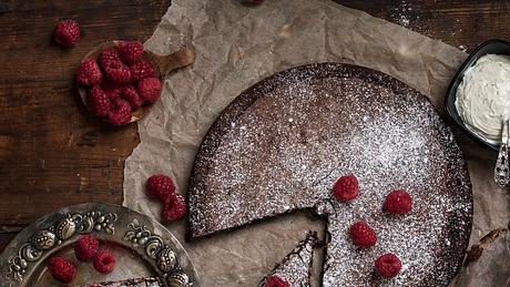 Kladdkaka ist die schwedische Antwort auf den amerikanischen Brownie. - Foto: Angela Kotsell/iStock