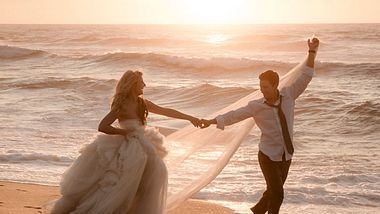 Klassische Hochzeitslieder machen deine Hochzeitsfeier unvergesslich romantisch - die schönsten Klassiker findest du hier! - Foto: iStock