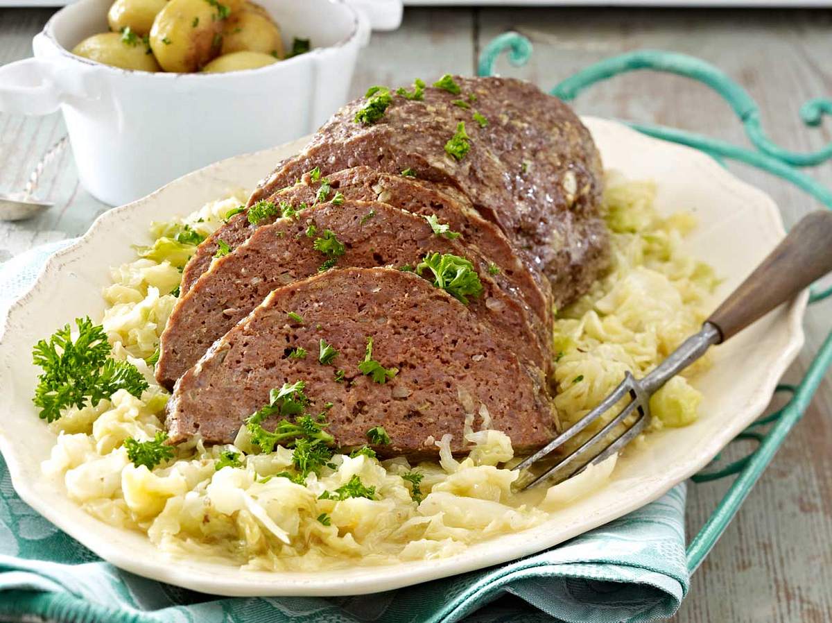 Zu einem klassischen Hackbraten passen viele Beilagen - hier sind es Kartoffeln und Wirsing.