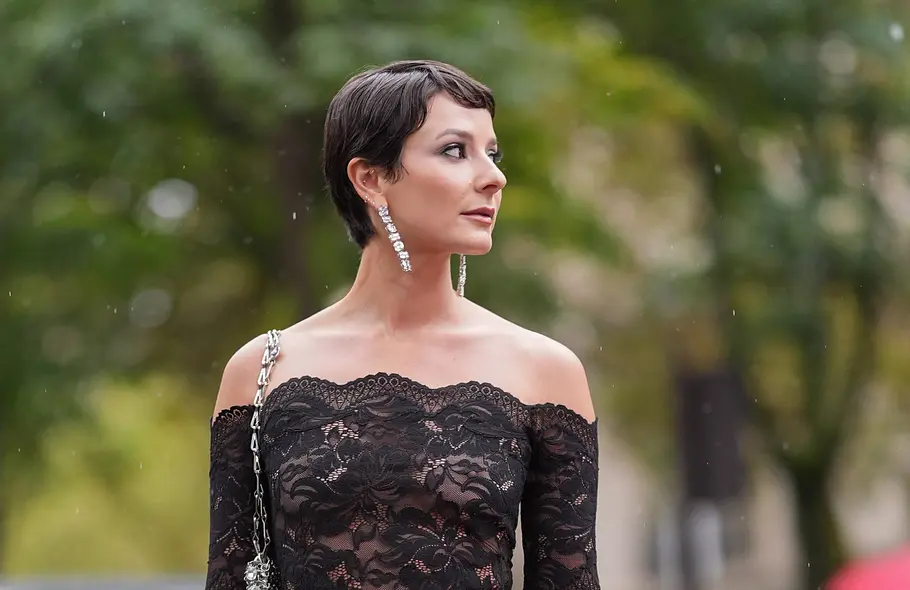 Klassischer kurzer Pixie Cut mit braunem Haar Schick und cool: der klassische braune Pixie Cut.
