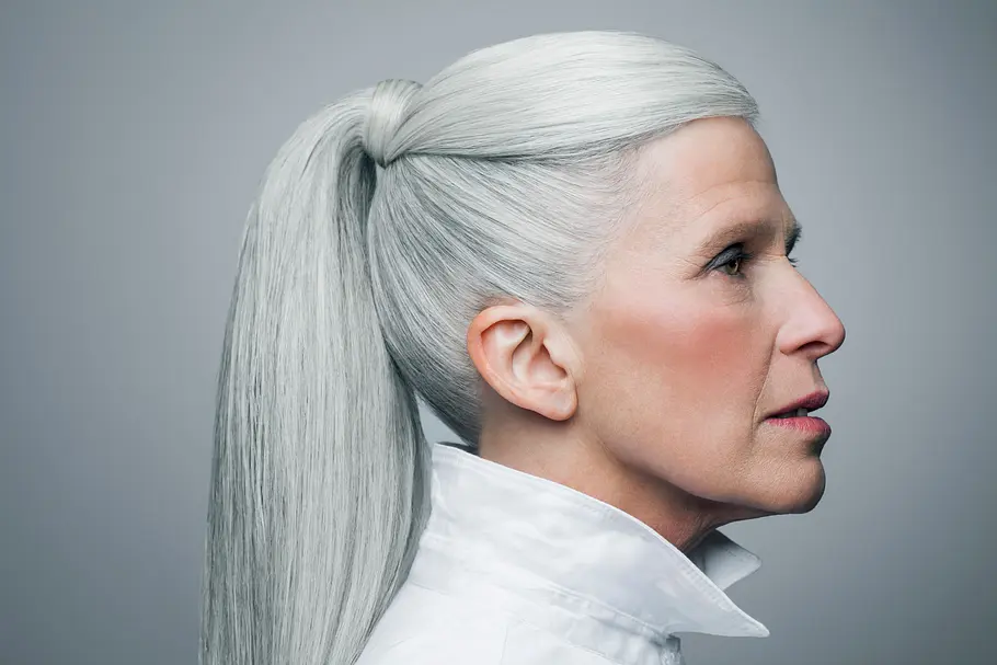 Klassischer Pferdeschwanz für den Übergang zu grauen Haaren.