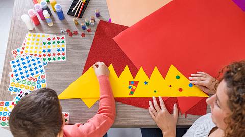 Basteln mit Klebepunkten  - Foto: iStock/coscaron