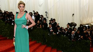 Kate Upton in einem Kleid für große Oberweite - Foto: GettyImages/TIMOTHY A. CLARY