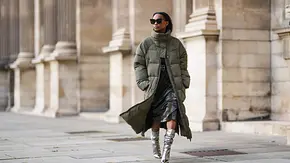 Frau mit Daunenmantel und silbernen Boots - Foto: Edward Berthelot/Getty Images Frau mit Daunenmantel und silbernen Boots - Foto: Edward Berthelot/Getty Images