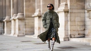 Frau mit Daunenmantel und silbernen Boots - Foto: Edward Berthelot/Getty Images