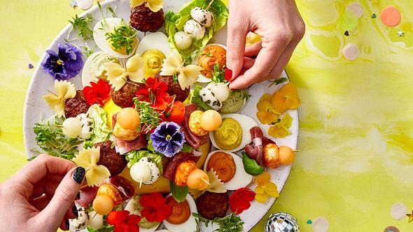 Kleine Snackplatte mit Regenbogen-Eiern, Mini-Fleischbällchen und Melonenspießen - Foto: House of Food / Bauer Food Experts KG