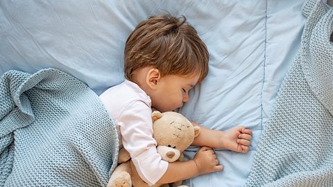 Junge schläft in Kleinkindbett - Foto: iStock/dragana991