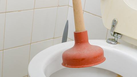 Klo verstopft? Statt Pümpel hilft dieser koreanische Trick! - Foto: iStock