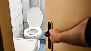 Nach dem Toilettengang Klodeckel runter (Themenbild) - Foto: urbazon/iStock Nach dem Toilettengang Klodeckel runter (Themenbild) - Foto: urbazon/iStock