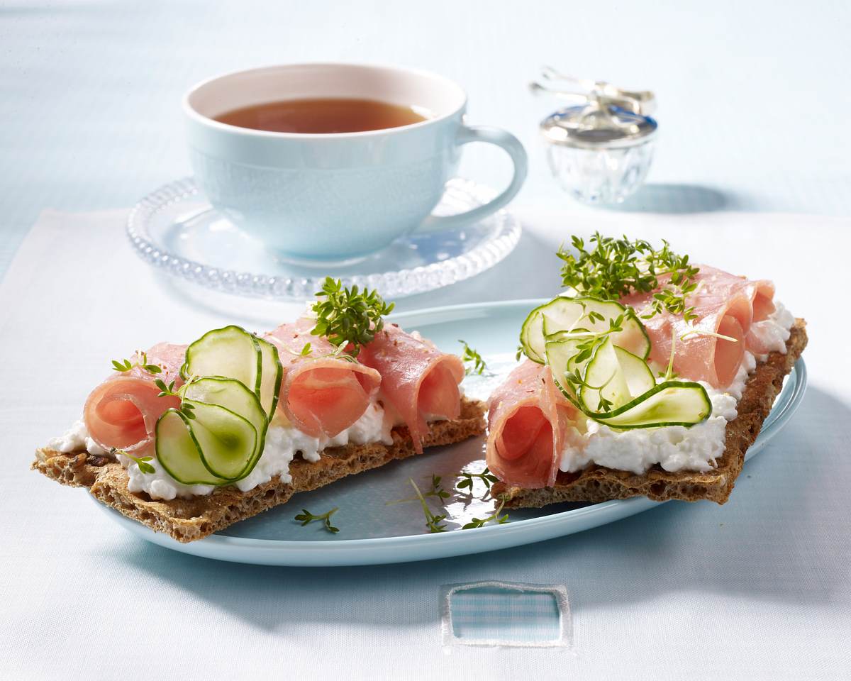 Knäckebrot mit Frischkäse und Lachsschinken als Kohlenhydratarmes Frühstück