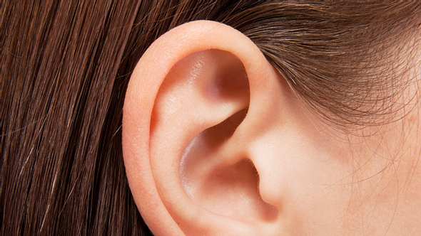 Ein Knistern im Ohr: Das kann verschiedene Gründe haben - Foto: Istock