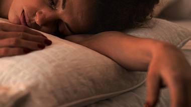 Knoblauchzehen unter dem Kissen sorgen für besseren Schlaf - Foto: iStock