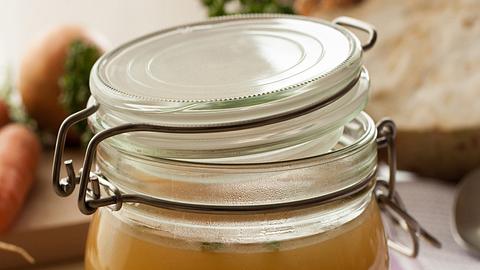 Knochenbrühe ist ein uraltes Heilmittel - Foto: iStock