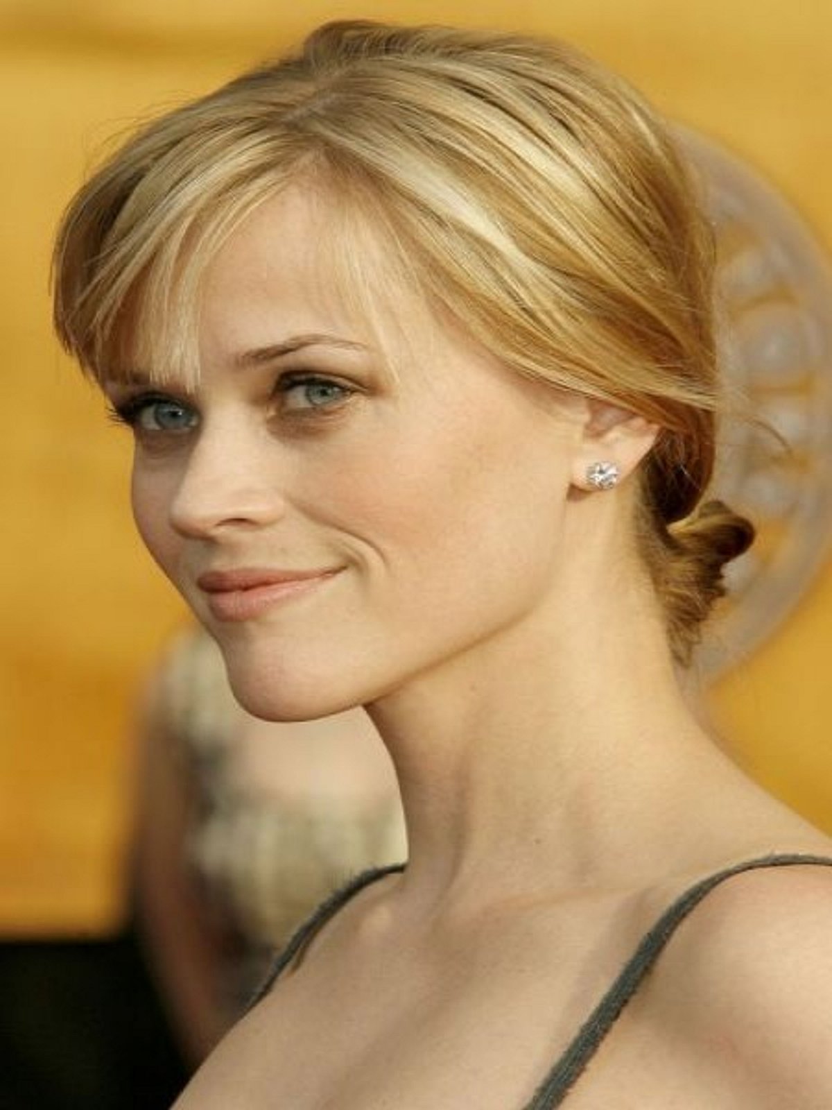 knoten im haar reese witherspoon im januar7 mit im nacken zusammengesteckten haaren in zwei verschiedenen blondtoenen