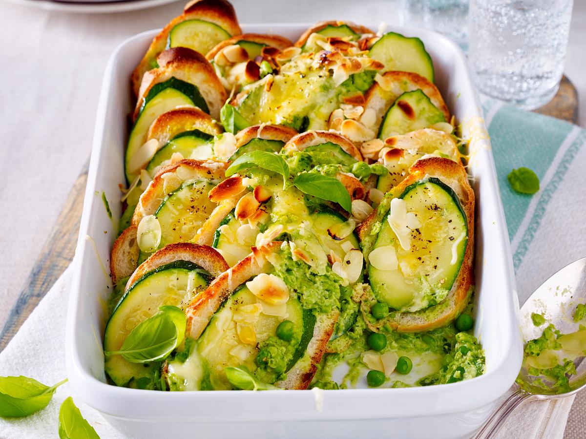 Knuspriger Brotauflauf mit Zucchini und Erbsen