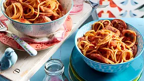 Nudeln mit Tomatensoße und Fleischwurst ist der Klassiker unter den Kindergerichten. - Foto: Bauer Media Group