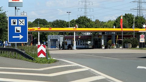 An einem Rastplatz ist es zu einem tragischen Unglück gekommen. - Foto: IMAGO / Manngold