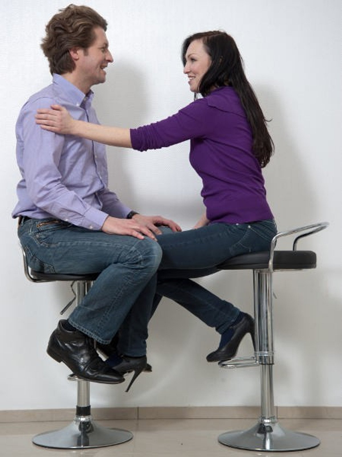 Körpersprache Frau Berührt Mann Am Arm www.wunderweib.de