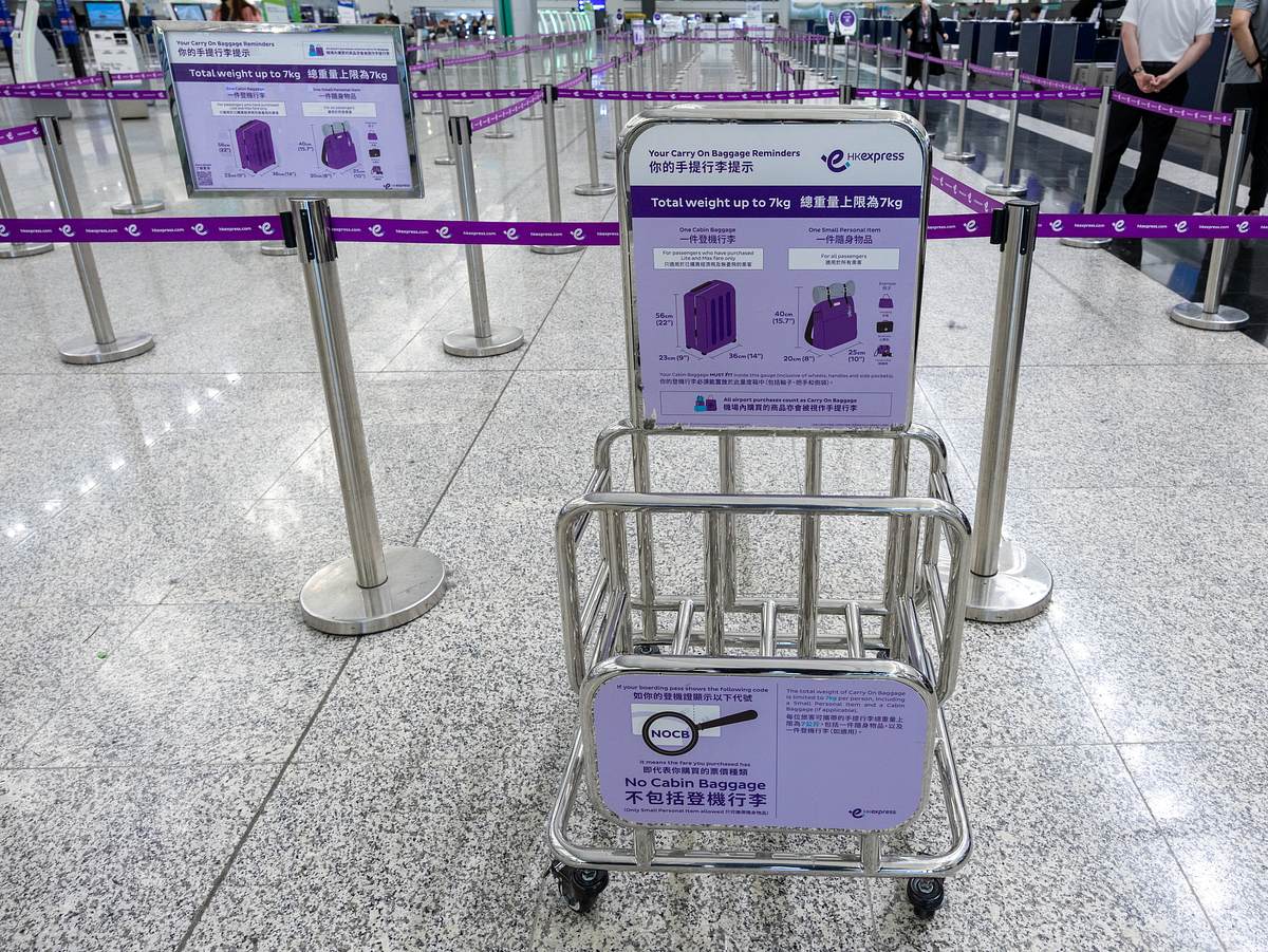 Koffer Handgepäck: Sogenannter Sizer am Flughafen