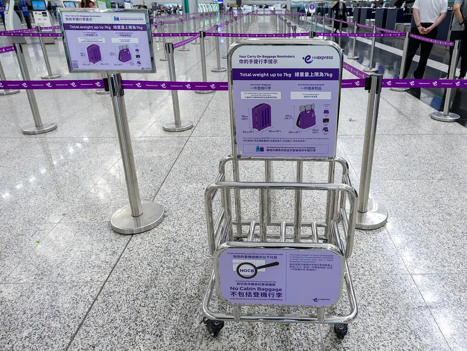 Koffer Handgepäck messen mit einem Sizer Koffer Handgepäck: Sogenannter Sizer am Flughafen