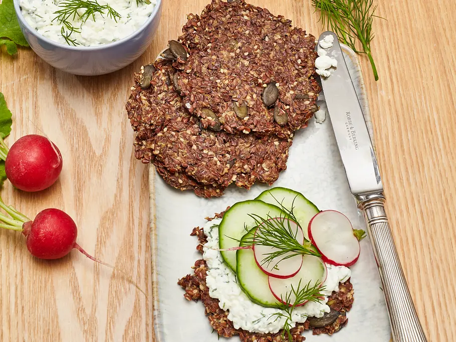 Kohlenhydratarme Snacks: Leinsamen-Cracker mit Hüttenkäse-Dip