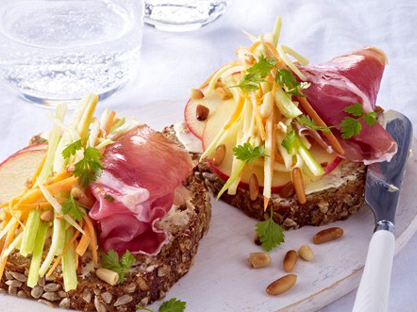 Auf Brot möchtest du bei deinem kohlenhydratarmen Abendessen nicht verzichten? Dann greif zu unserem Eiweißbrot und belege es mit Salat. Auf Brot möchtest du bei deinem kohlenhydratarmen Abendessen nicht verzichten? Dann greif zu unserem Eiweißbrot und belege es mit Salat.