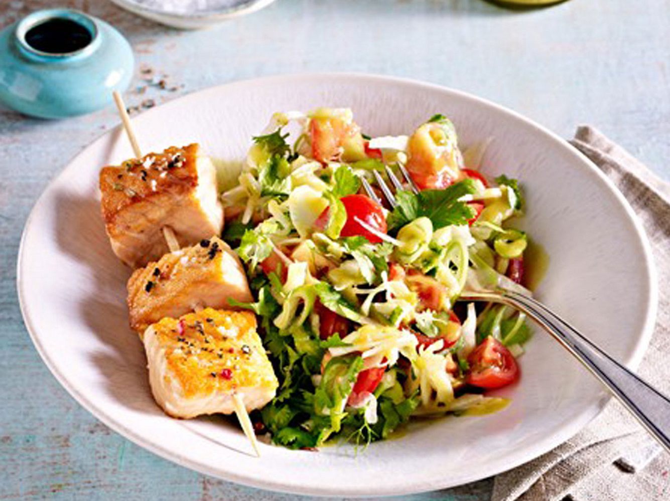 Du liebst Lachs? Dann wirst du dieses kohlenhydratarme Abendessen mit den Fischspießen lieben. Du liebst Lachs? Dann wirst du dieses kohlenhydratarme Abendessen mit den Fischspießen lieben.