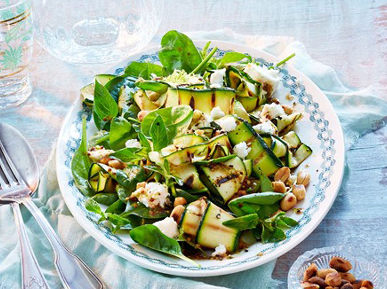 Dein kohlenhydratarmes Abendessen darf gerne warm sein? Wie wäre es mit unserem Zucchini-Salat? Dein kohlenhydratarmes Abendessen darf gerne warm sein? Wie wäre es mit unserem Zucchini-Salat?