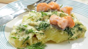 Kohlrabi-Auflauf: Ein leckerer Gratin mit Lachs. - Foto: -lvinst-/iStock