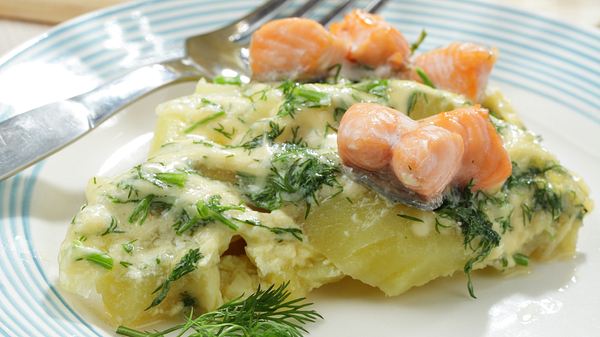 Kohlrabi-Auflauf: Ein leckerer Gratin mit Lachs. - Foto: -lvinst-/iStock