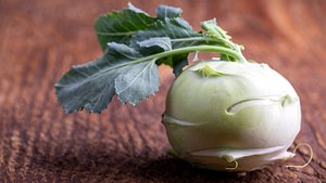 Kohlrabi ist gesund, hat viele Vitamine und Kohlenhydrate: Aber kannst du ihn auch roh essen? - Foto: bernjuer/iStock