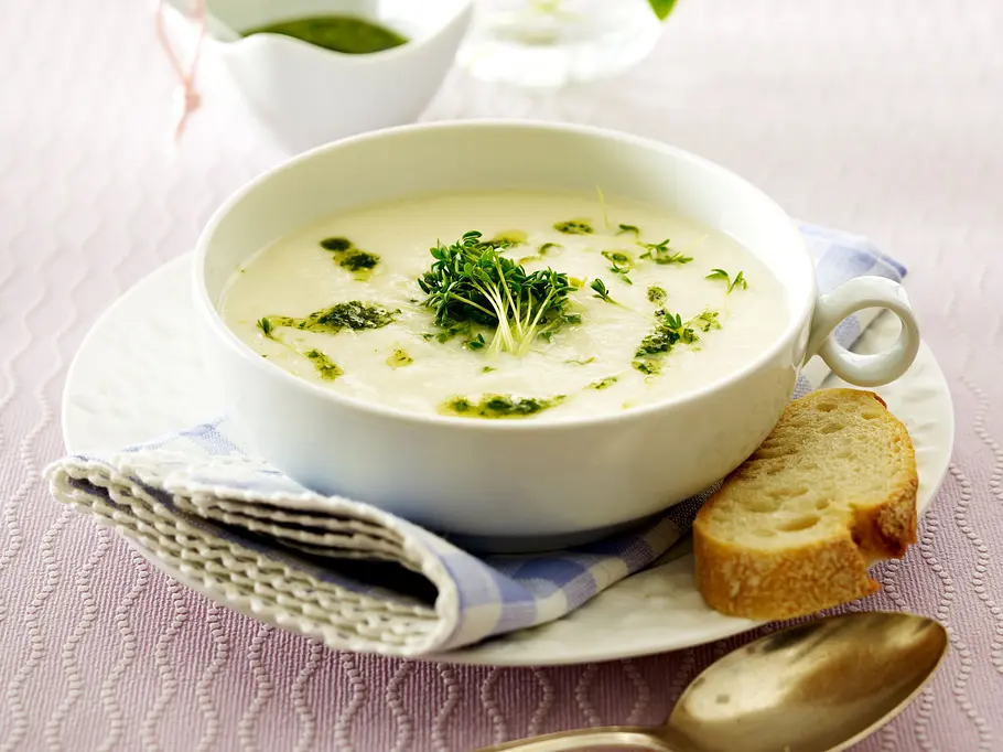 Kohlrabi-Suppe ist ein perfekter Start für ein vegetarisches Weihnachtsessen.