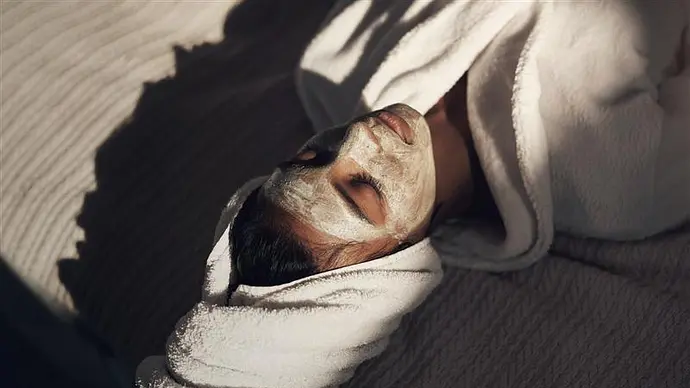 Frau mit Maske und Turban aus einem Tuch entspannt sich - Foto: iStock/PeopleImages Frau mit Maske und Turban aus einem Tuch entspannt sich - Foto: iStock/PeopleImages
