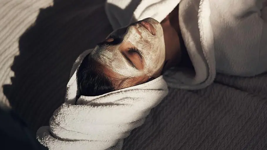 Eine Kollagenmaske tut einfach gut Frau mit Maske und Turban aus einem Tuch entspannt sich