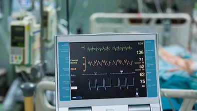 Eine Koma-Patientin rettet sich in letzter Minute vor dem Tod: Kurz bevor die lebenserhaltenden Geräte abgeschaltet werden sollen, bewegt sie ihren Zeh. - Foto: iStock