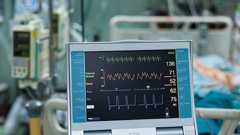 Eine Koma-Patientin rettet sich in letzter Minute vor dem Tod: Kurz bevor die lebenserhaltenden Geräte abgeschaltet werden sollen, bewegt sie ihren Zeh. - Foto: iStock