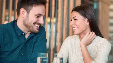 Körpersprache beim Flirten: So deutest du Gestik und Mimik richtig! - Foto: Bobex-73/iStock Körpersprache beim Flirten: So deutest du Gestik und Mimik richtig! - Foto: Bobex-73/iStock