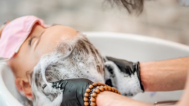 Kopfhautpeelig: Diese Beauty-Anwendung solltest du im Winter ausprobieren! - Foto: CasarsaGuru/iStock